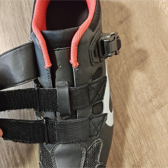 Peloton Cycling Shoes EU 42 Look Delta 3-Bolt Black Red Ratchet Straps - Picture 9 of 12
